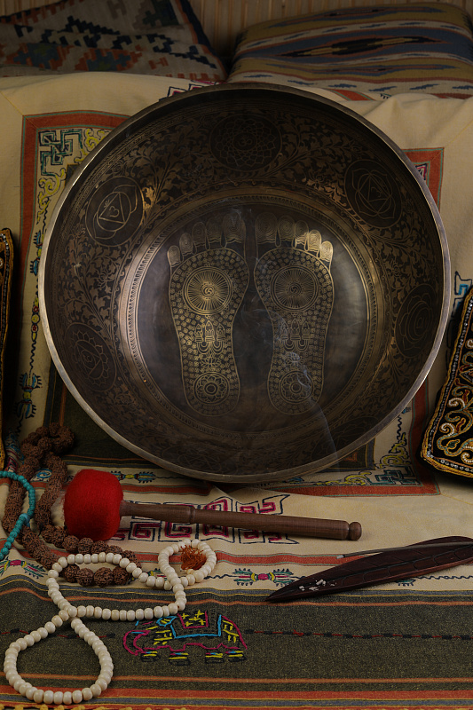 Фото Кованная поющая чаша Gangotry Eghting Carving "след Будды"