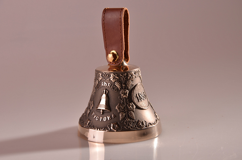 Фото Колокол — Коньячный завод «Шустов». Изображение Шустова, герб предприятия «Колокол», 1863