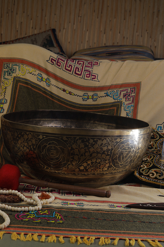 Фото Кованная поющая чаша Gangotry Eghting Carving "след Будды"