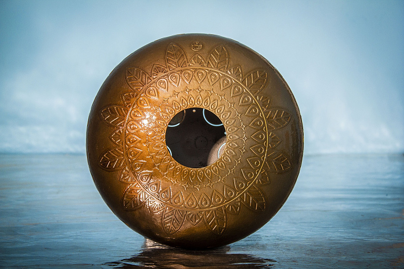 Фото KSY.30.C.e6 Глюкофон 30см, гравировка «Ноты», полукруглые лепестки, Ля-минор, Kosmosky