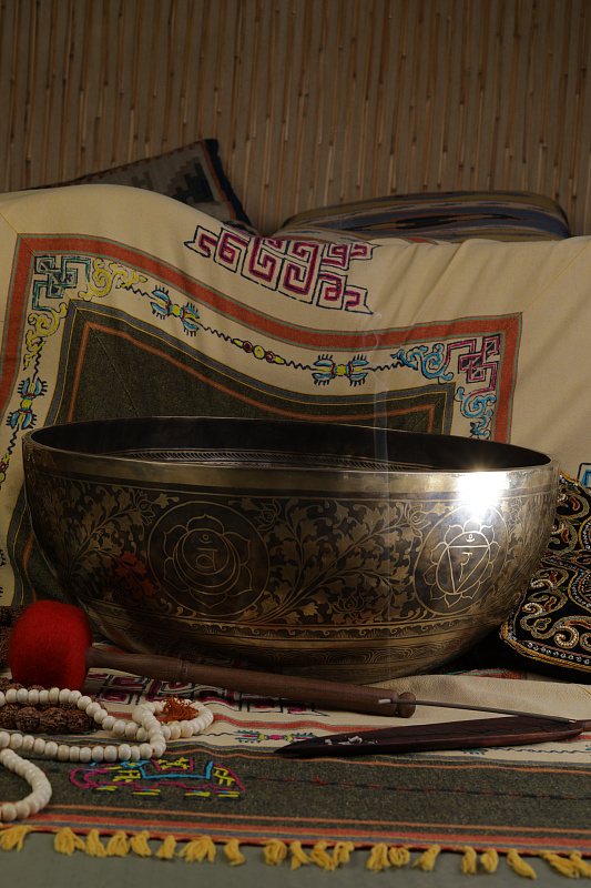 Фото Кованная поющая чаша Gangotry Eghting Carving "след Будды"